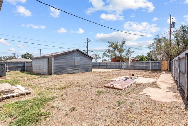 202 W Jackson Street, Levelland, TX 79336