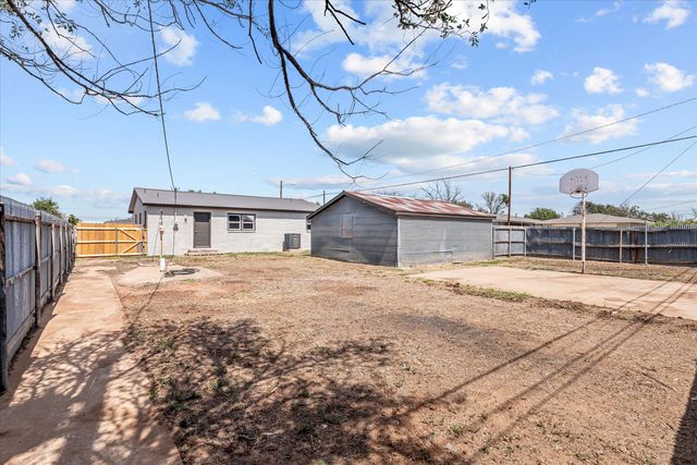 202 W Jackson Street, Levelland, TX 79336