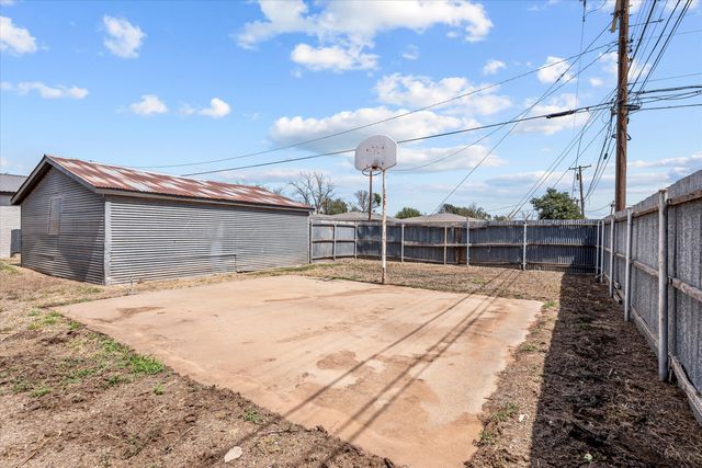 202 W Jackson Street, Levelland, TX 79336