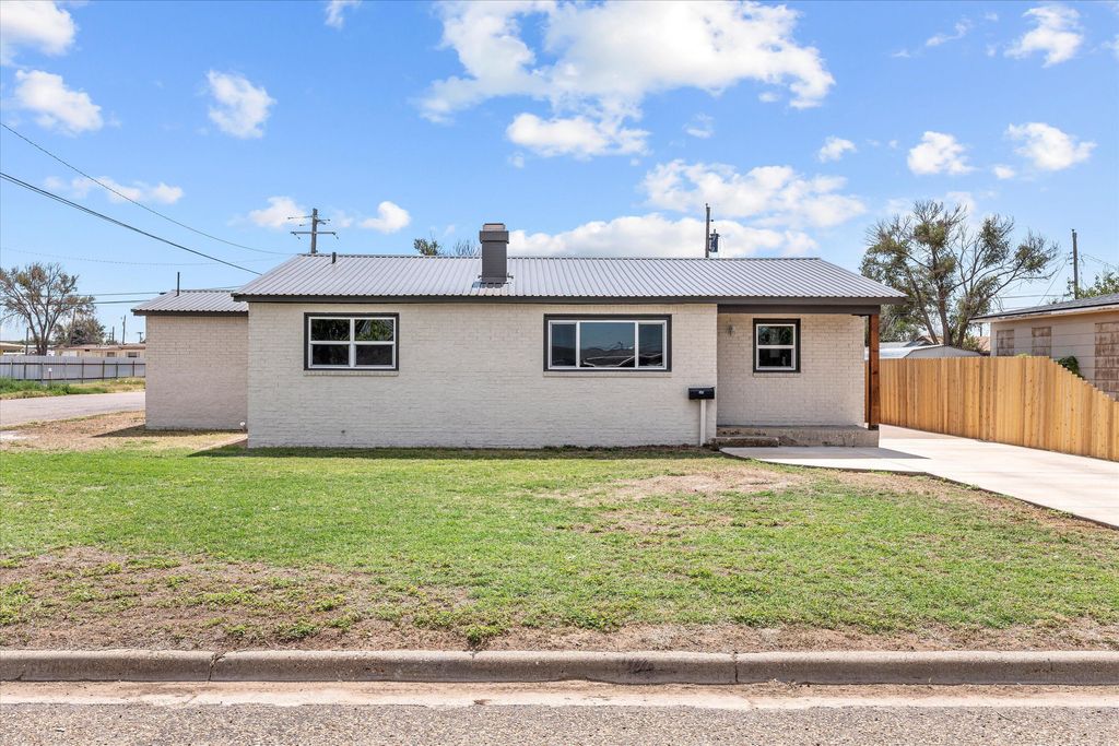 202 W Jackson Street, Levelland, TX 79336