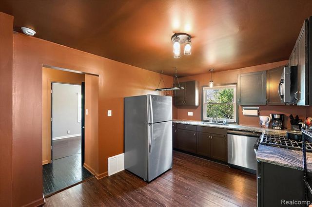 136 W Elza Avenue, Hazel Park, MI 48030
