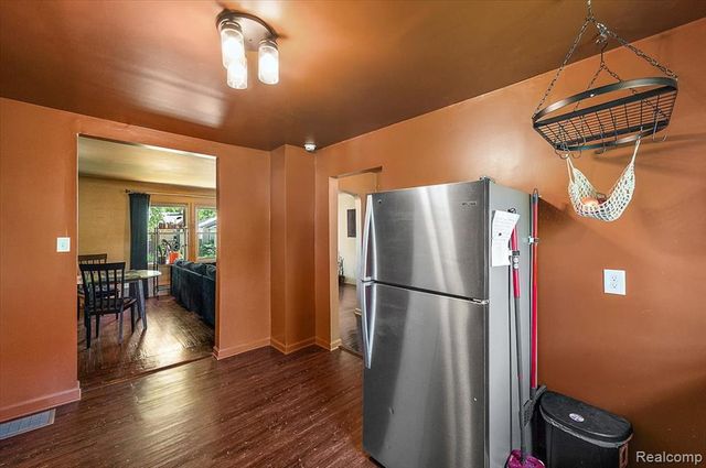 136 W Elza Avenue, Hazel Park, MI 48030