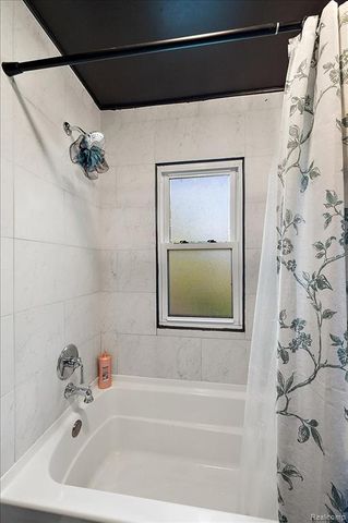 136 W Elza Avenue, Hazel Park, MI 48030