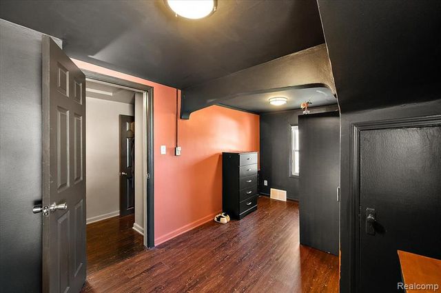136 W Elza Avenue, Hazel Park, MI 48030