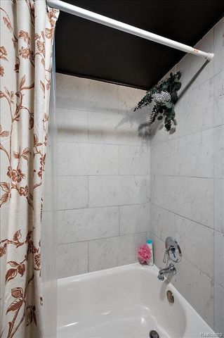 136 W Elza Avenue, Hazel Park, MI 48030