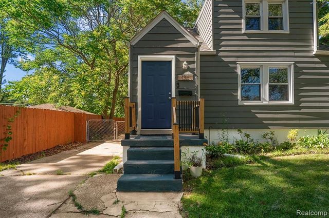 136 W Elza Avenue, Hazel Park, MI 48030