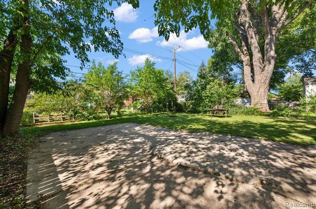 136 W Elza Avenue, Hazel Park, MI 48030