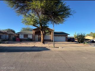 1750 W Mountain Oak Lane, Tucson, AZ 85746
