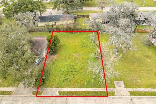 103 Huisache Street, Lake Jackson, TX 77566