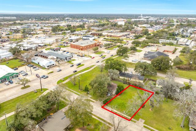 103 Huisache Street, Lake Jackson, TX 77566