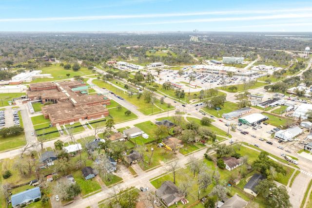 103 Huisache Street, Lake Jackson, TX 77566