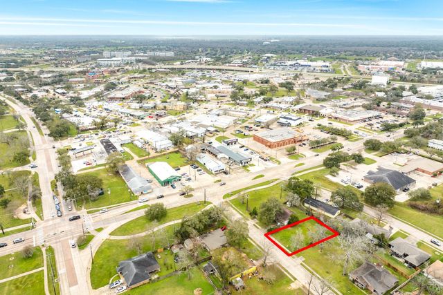 103 Huisache Street, Lake Jackson, TX 77566