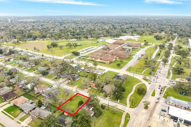 103 Huisache Street, Lake Jackson, TX 77566