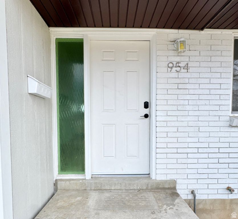 Image 2 of property listing at 954 E CARNATION DR, White City, UT 84094