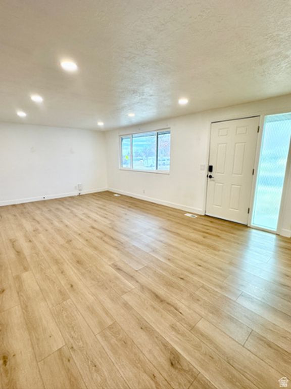 Image 3 of property listing at 954 E CARNATION DR, White City, UT 84094