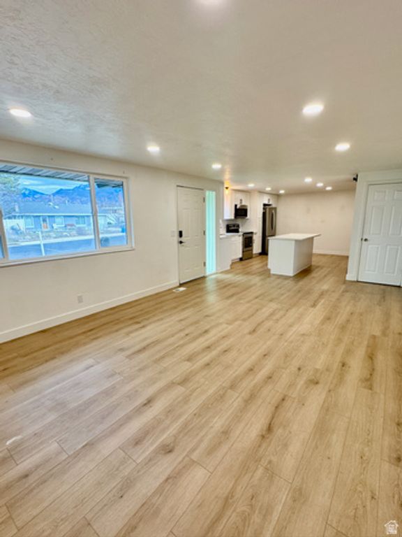 Image 5 of property listing at 954 E CARNATION DR, White City, UT 84094
