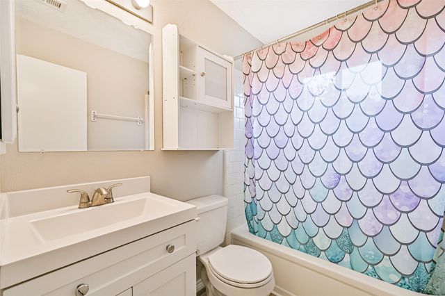 222 Old Oaks Street, League City, TX 77573