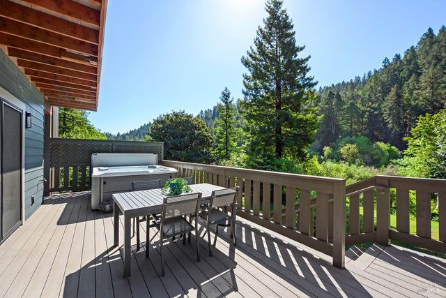 19621 Redwood Dr, Monte Rio, CA 95462