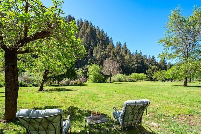 19621 Redwood Dr, Monte Rio, CA 95462