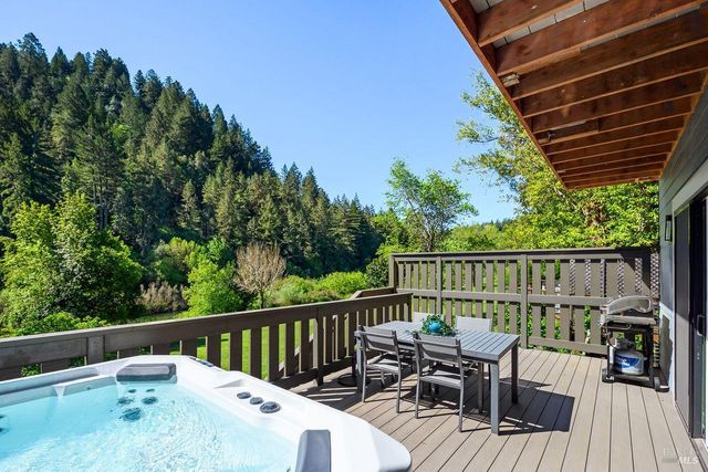 19621 Redwood Dr, Monte Rio, CA 95462