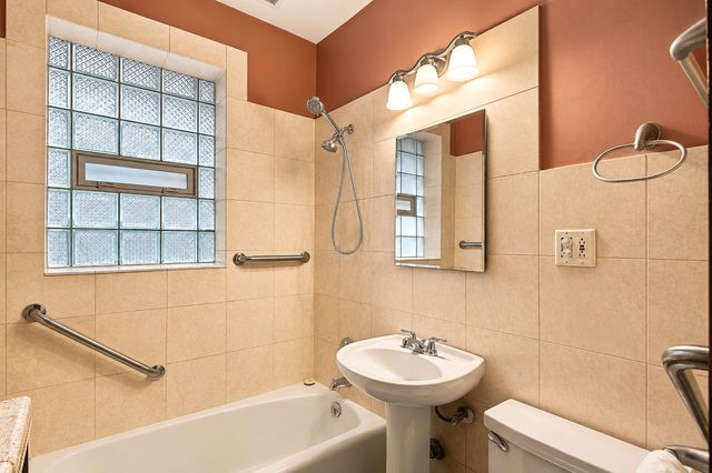 5122 N Leavitt Street, Chicago, IL 60625