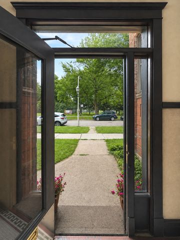 5122 N Leavitt Street, Chicago, IL 60625
