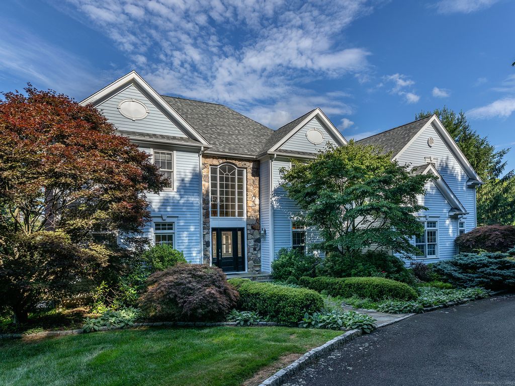 35 Coach Light Drive, Woodbury, CT 06798
