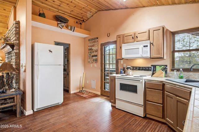 3113 WHITETAIL Way, Overgaard, AZ 85933