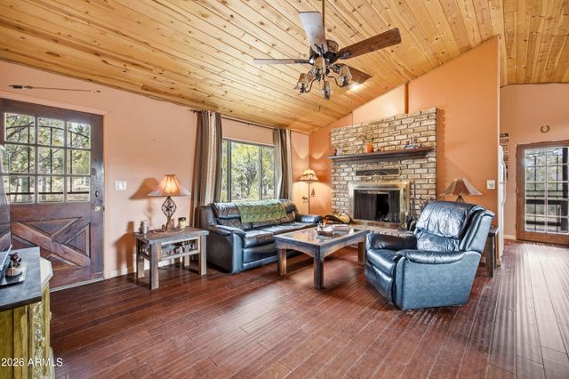 3113 WHITETAIL Way, Overgaard, AZ 85933