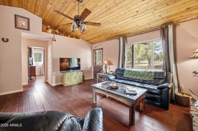 3113 WHITETAIL Way, Overgaard, AZ 85933