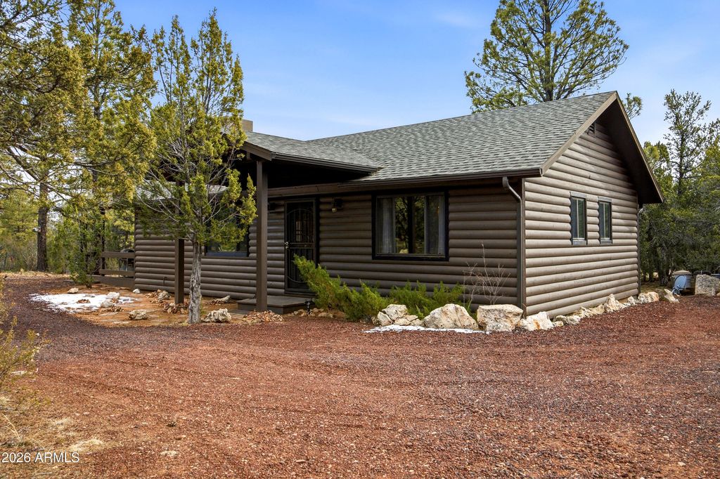 3113 WHITETAIL Way, Overgaard, AZ 85933