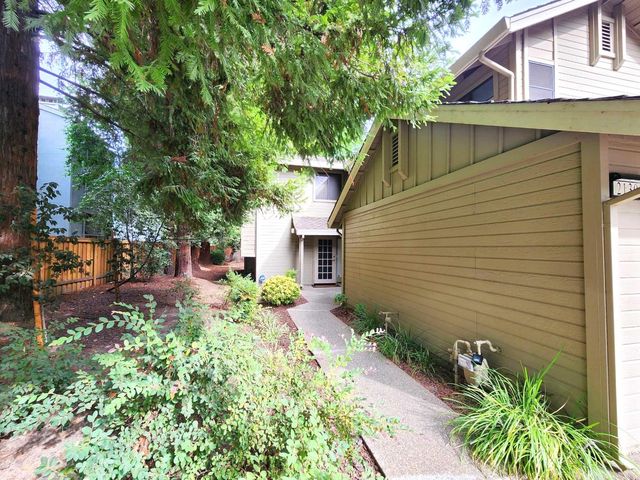 2130 University Park Dr, Sacramento, CA 95825