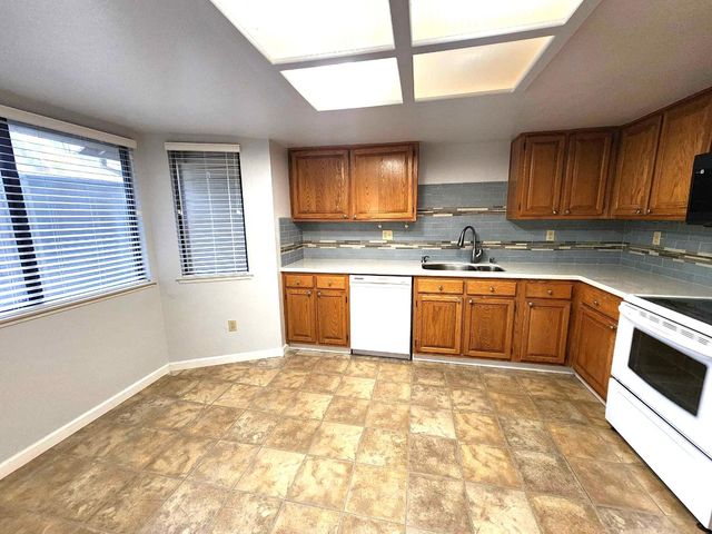 2130 University Park Dr, Sacramento, CA 95825