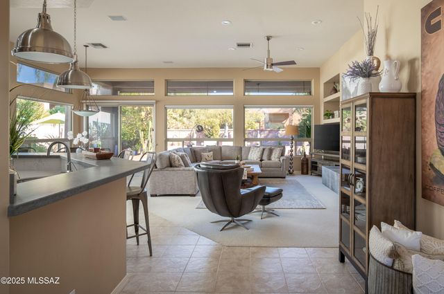 13828 N Topflite Drive, Oro Valley, AZ 85755