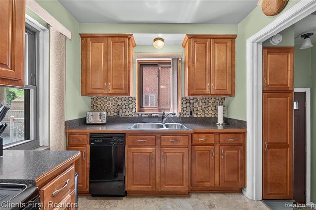 17606 Avon Avenue, Detroit, MI 48219