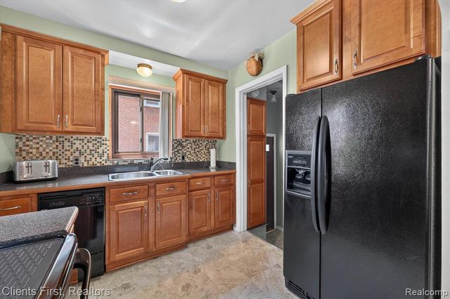 17606 Avon Avenue, Detroit, MI 48219
