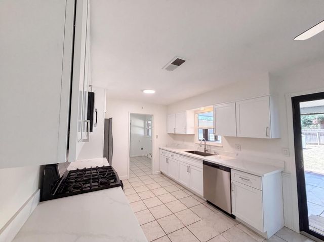 719 N Crescent Ave, Lodi, CA 95240
