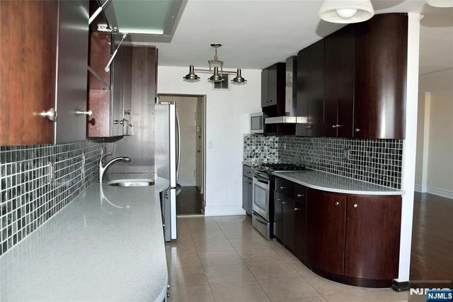 2200 N Central Road 15E, Fort Lee, NJ 07024