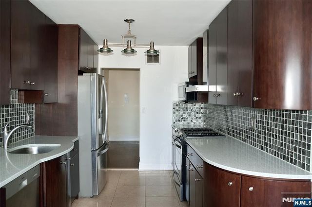 2200 N Central Road 15E, Fort Lee, NJ 07024