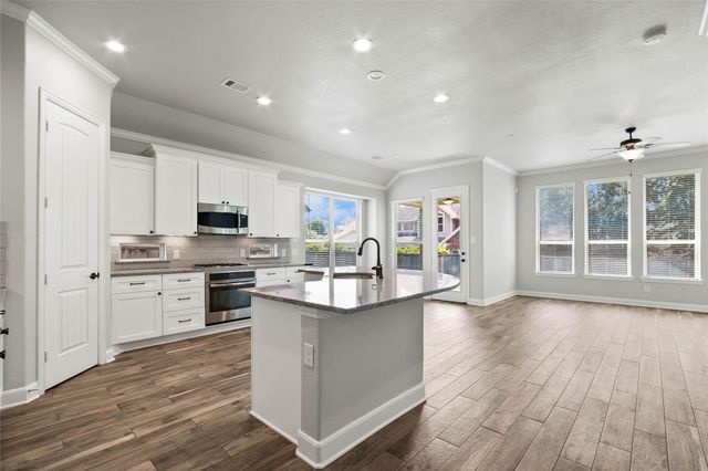 38 Estherwood Place, Magnolia, TX 77354
