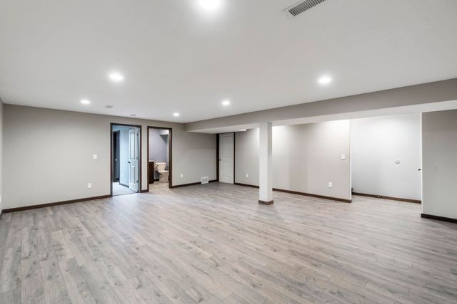 1420 Hummingbird Circle, Waterloo, IA 50702