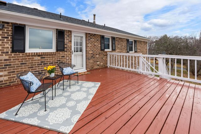 1222 PINEHURST RD, Staunton, VA 24401