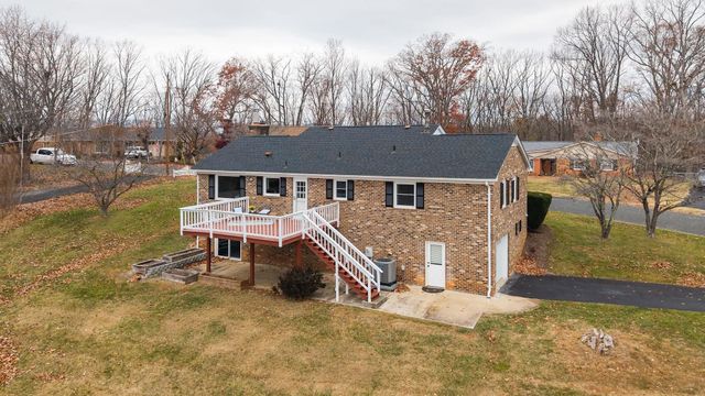 1222 PINEHURST RD, Staunton, VA 24401