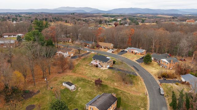 1222 PINEHURST RD, Staunton, VA 24401