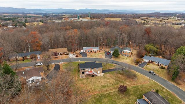 1222 PINEHURST RD, Staunton, VA 24401