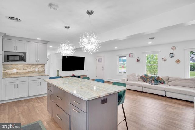 1098 HILLVIEW LN, Hershey, PA 17033