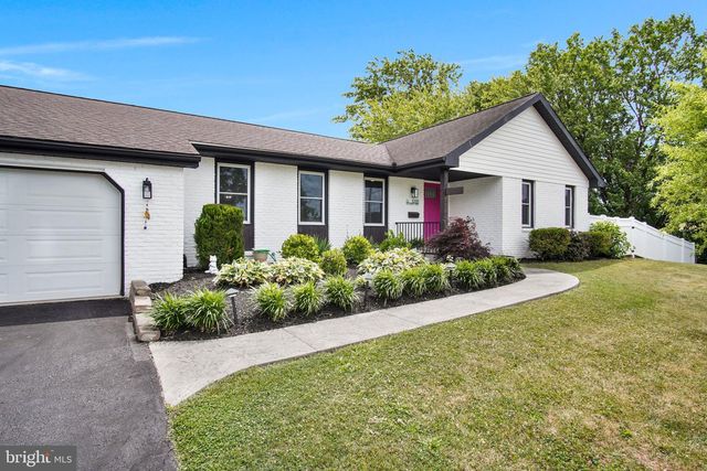 1098 HILLVIEW LN, Hershey, PA 17033