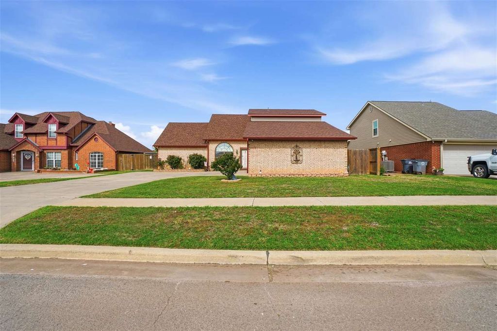 1913 SW 44th St, Lawton, OK 73505