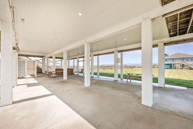 847 S Tinkle Lane, Crystal Beach, TX 77650