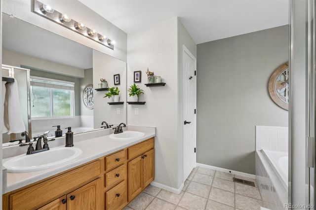 2805 S Walden Way, Aurora, CO 80013